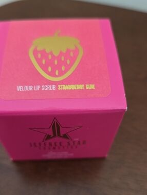 Jeffree Star Velour Lip Scrub In Strawberry Gum Lip Scrub